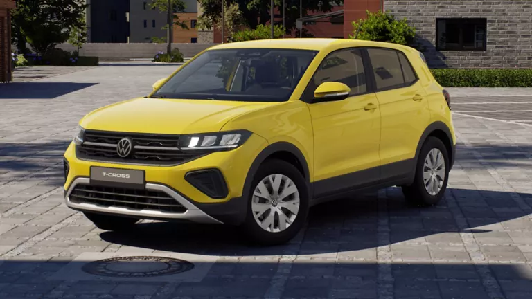 VW T-Cross parkt vor einer Hausfront.
