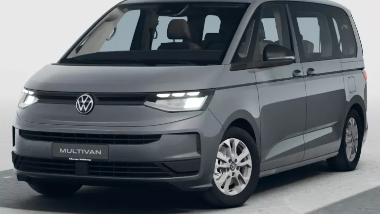 Ein grauer VW Multivan in der Frontansicht.