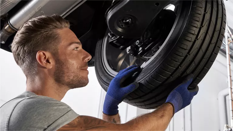 Coches aparcado en un concesionario Volkswagen vistos desde arriba