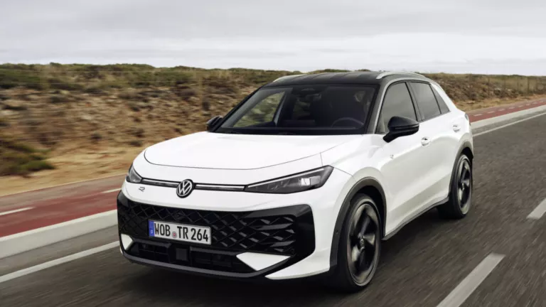 Un Volkswagen T-Roc blanco visto de frente en una carretera
