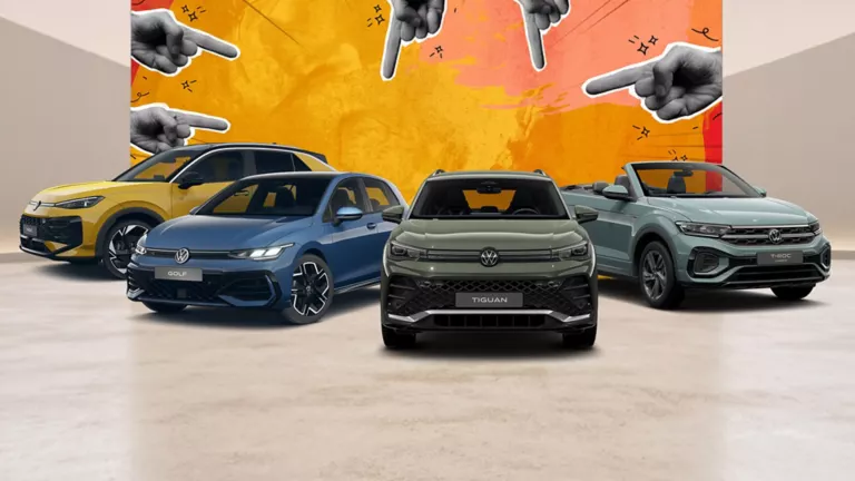 Ein VW T-Roc, VW Golf, VW TIguan und VW T-Roc Cabriolet parken nebeneinander vor einer Wand die angemalt worden ist und auf der Zeigefinger zu sehen sind.