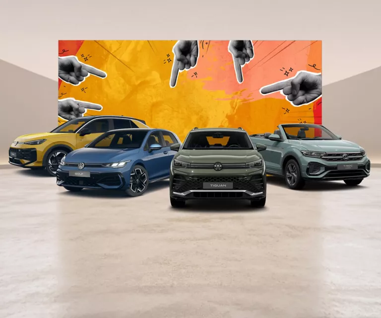 Ein VW T-Roc, VW Golf, VW TIguan und VW T-Roc Cabriolet parken nebeneinander vor einer Wand die angemalt worden ist und auf der Zeigefinger zu sehen sind.