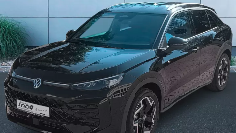 Ein schwarzer VW T-Roc Life im Halbprofil.