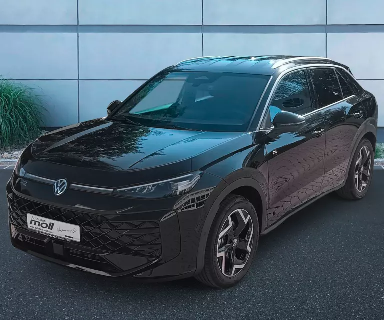 Ein schwarzer VW T-Roc Life im Halbprofil.