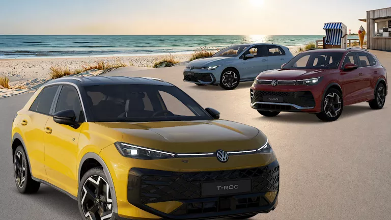 VW T-Roc, VW Taigo und VW ID.3 Neo parken an einem Strand.