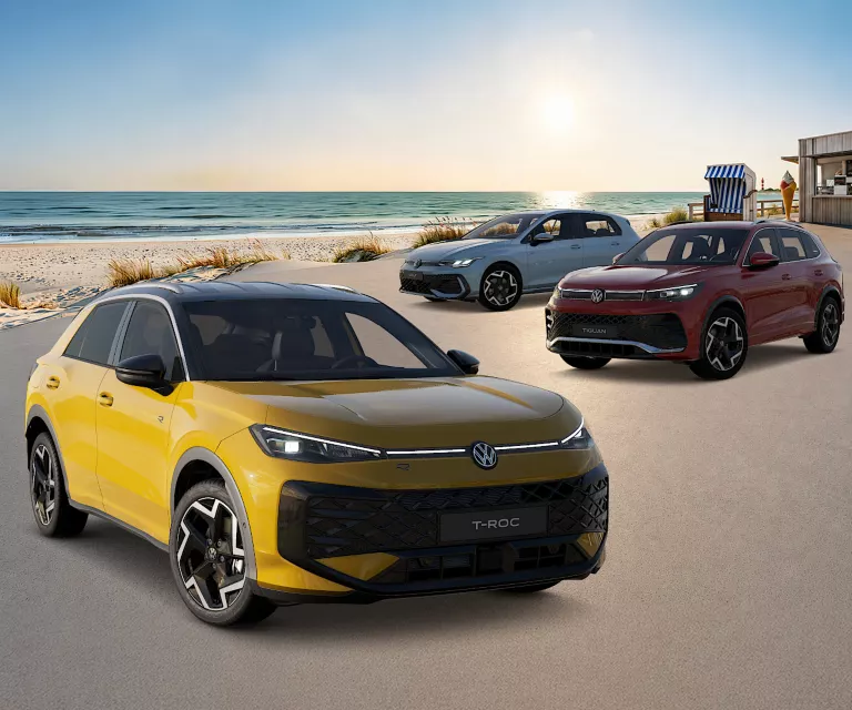 VW T-Roc, VW Taigo und VW ID.3 Neo parken an einem Strand.
