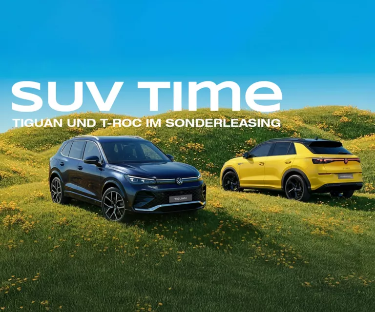 VW Tiguan und VW T-Roc auf einer Wiese.