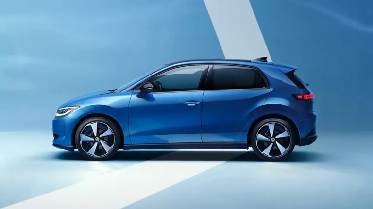 Un Volkswagen ID. Polo azul de lado con fondo azul y una línea blanca