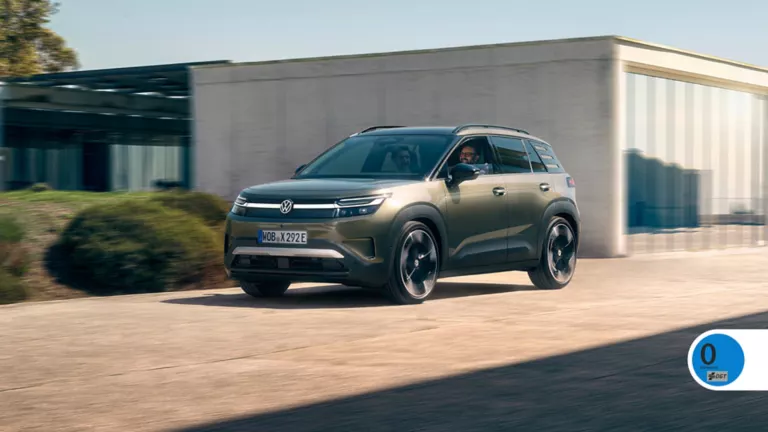 Un Volkswagen ID.Cross verde metalizado en movimiento 