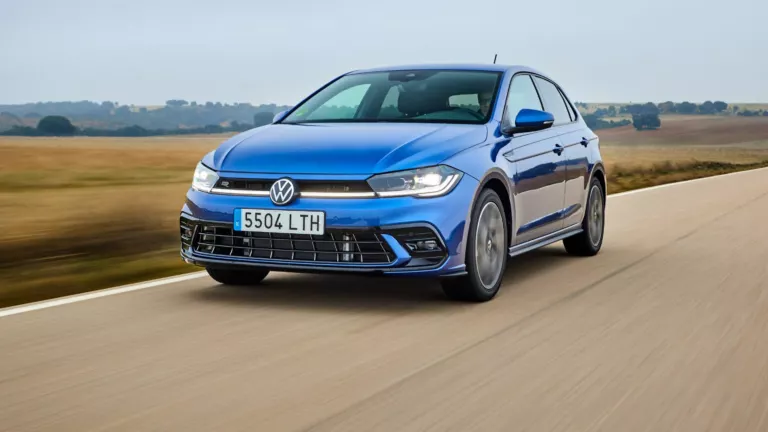 Volkswagen Polo Match azul visto de frente en la carretera
