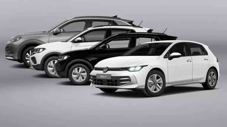 Ein VW T-Roc, zwei VW T-Cross und ein VW Golf stehen nebeneinander auf einer grauen Fläche wie man sie aus einem Photostudio kennt.