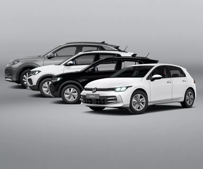 Ein VW T-Roc, zwei VW T-Cross und ein VW Golf stehen nebeneinander auf einer grauen Fläche wie man sie aus einem Photostudio kennt.