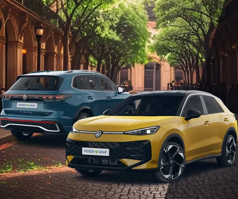 Blauer Tiguan von hintern und Gelber T-Roc von vorne in einer städtischen Umgebung
