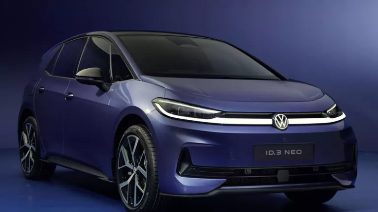 Un Volskwagen ID.3 Neo lila sobre fondo lila