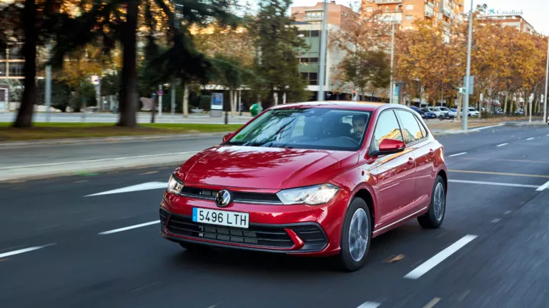 Un Volkswagen Polo Match rojo circulando por la ciudad