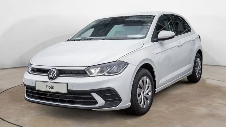 Frontale Ansicht eines weißen VW Polo