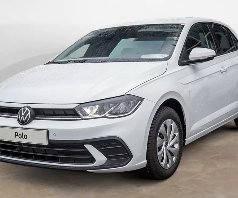 Frontale Ansicht eines weißen VW Polo