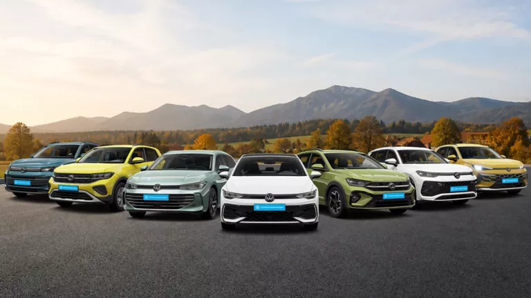 Range von Volkswagen Zertifizierte Gebrauchtwagen Modelle vor einer Bergkulisse.