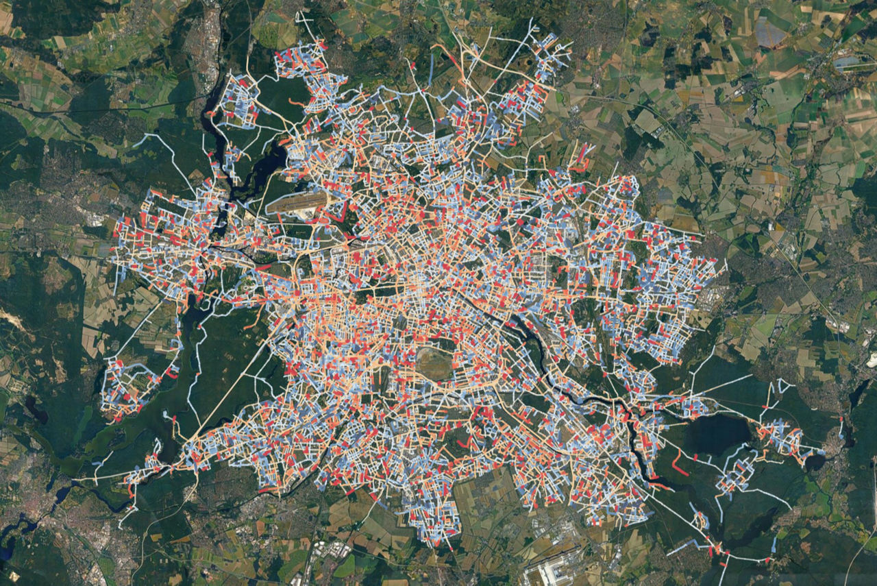 Satellite heat map of Berlin showing color-coded street temperatures, urban heat islands, and heat hotspots across the city's transportation network.