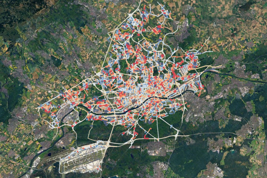 Satellite-based map of Frankfurt displaying street-level temperature variations through color-coded road segments. The visualization identifies urban heat hotspots and potential areas for climate adaptation measures.