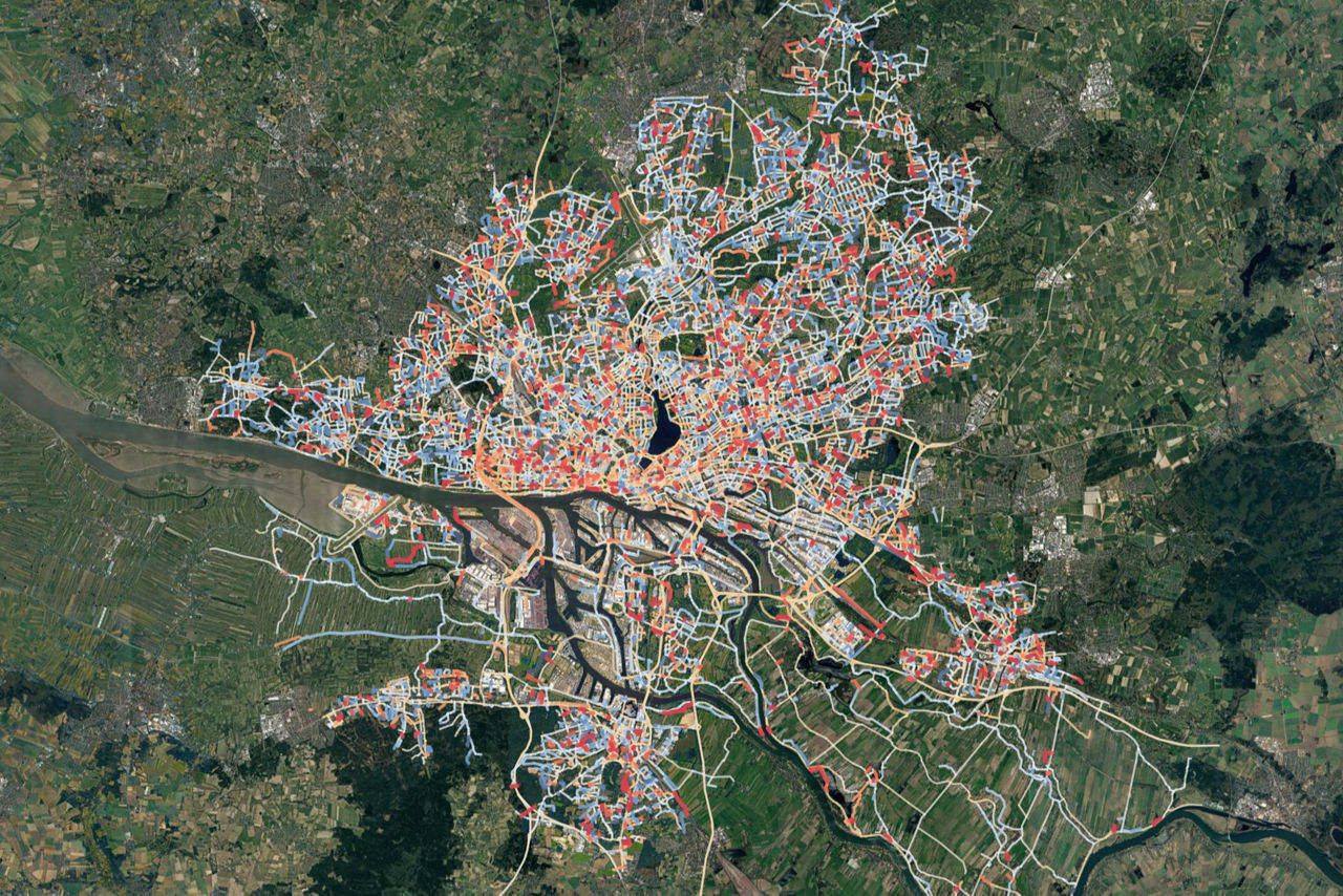 Aerial satellite image of Hamburg featuring temperature-mapped roads and streets. Different colors indicate varying heat intensities, helping visualize urban heat islands and infrastructure exposure.