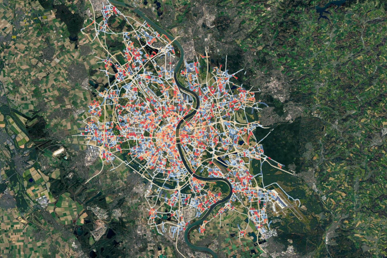 Satellite overview of Cologne with detailed street temperature visualization. Color-coded road networks reveal areas affected by elevated surface temperatures and urban heat accumulation.