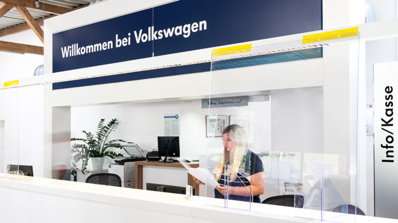 Frau an Volkswagen Rezeption