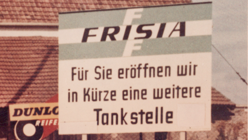 Nahaufnahme eines Baustellenschildes "Frisia" aus den 60er Jahren