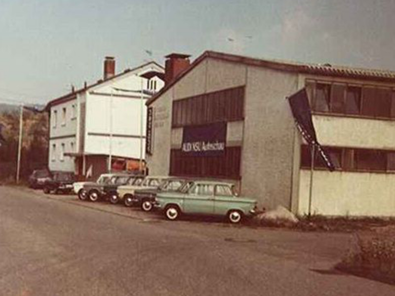 alte Aufnahme vom Autohaus Haitzler, alte VW-Modelle parken davor