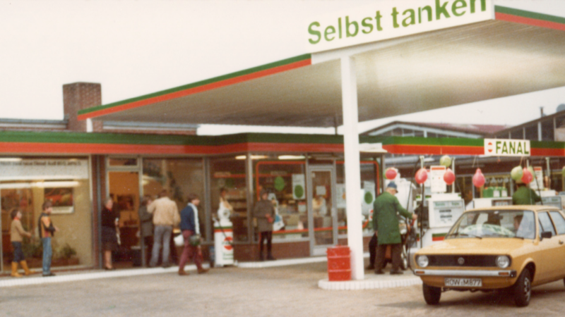 Belebte Fanal Tankstelle 1973