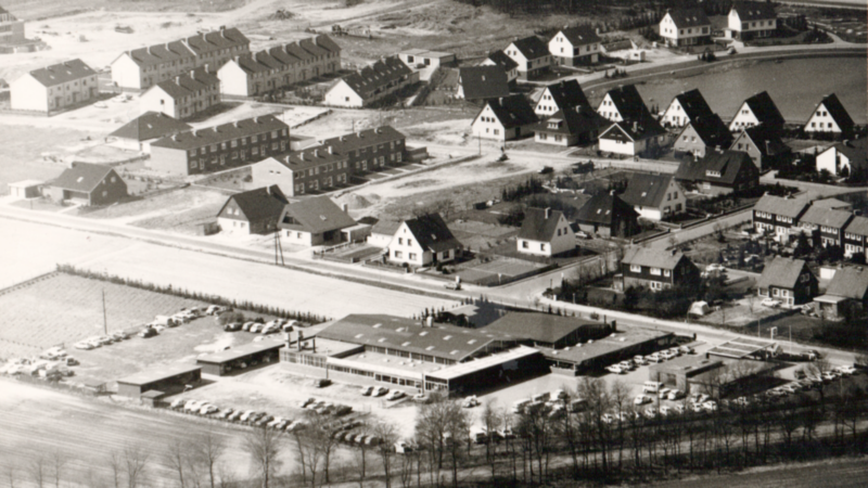 Luftbild von Scheessel mit Ausstellungshalle von Autohaus Holst 1975
