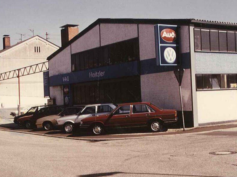 alte VW-Modelle parken vor Autohaus Haitzler