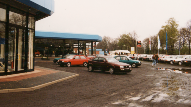 Hof von Autohaus Holst mit Volkswagen Modellen 1991