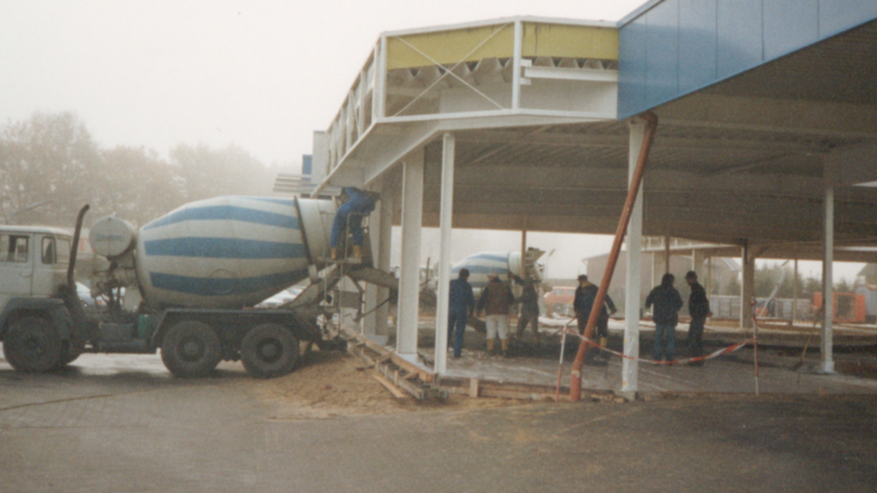 Betonfahrmischer vor der Baustelle der neuen Ausstellungshalle 1991