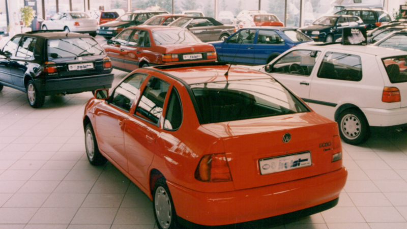 Ein VW Polo von schräg hinten parkt in der Ausstellungshalle 1991