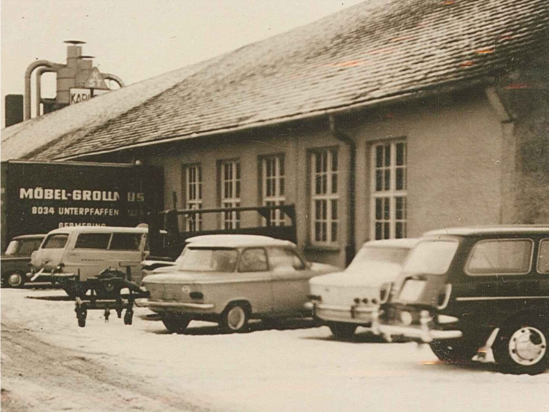 schwarz-weiß-Aufnahme, alte VW-Modelle parkend von hinten