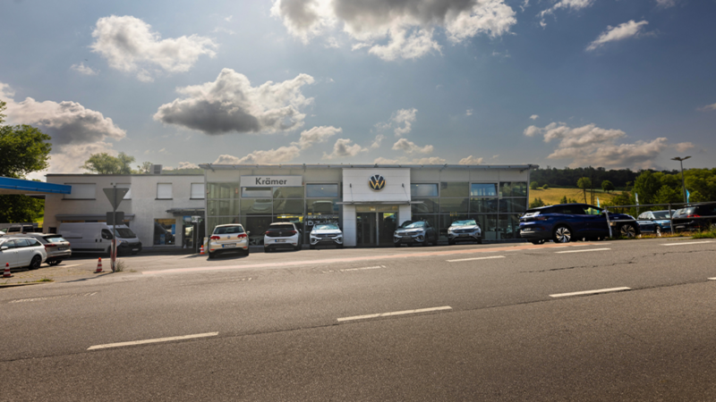 Autohaus Willi Krämer mit parkenden VW-Modellen auf dem Parkplatz