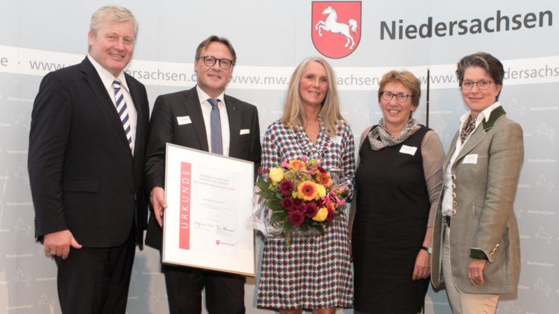 Bild der Preisverleihung Top 3 Wirtschaftspreis 2018 mit fünf Personen 