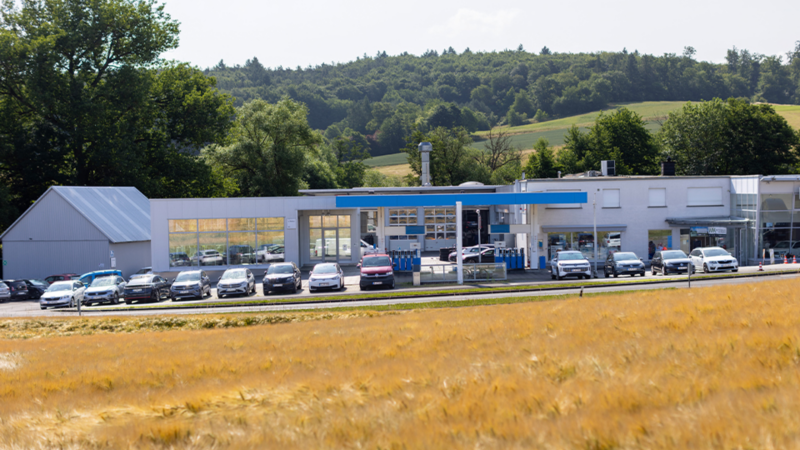 Autohaus WIlli Krämer mit Feld im Vordergrund