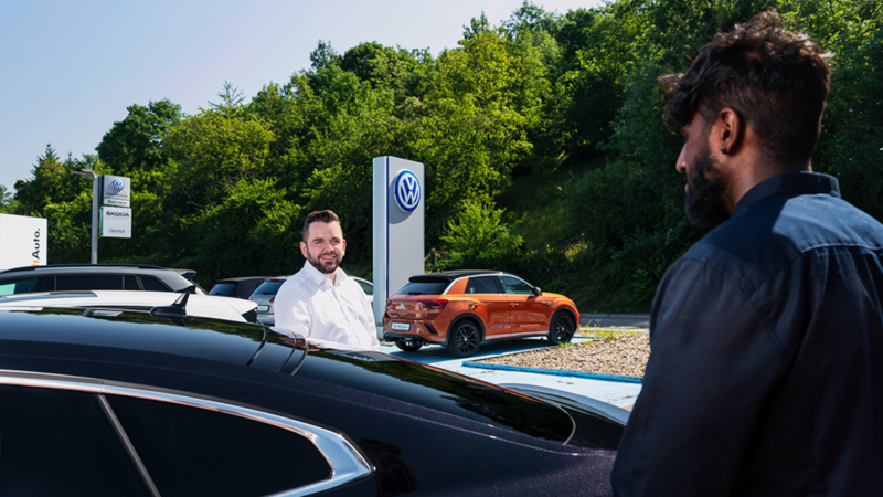 Außengelände Autohaus Morrkopf mit Verkäufer und Besucher