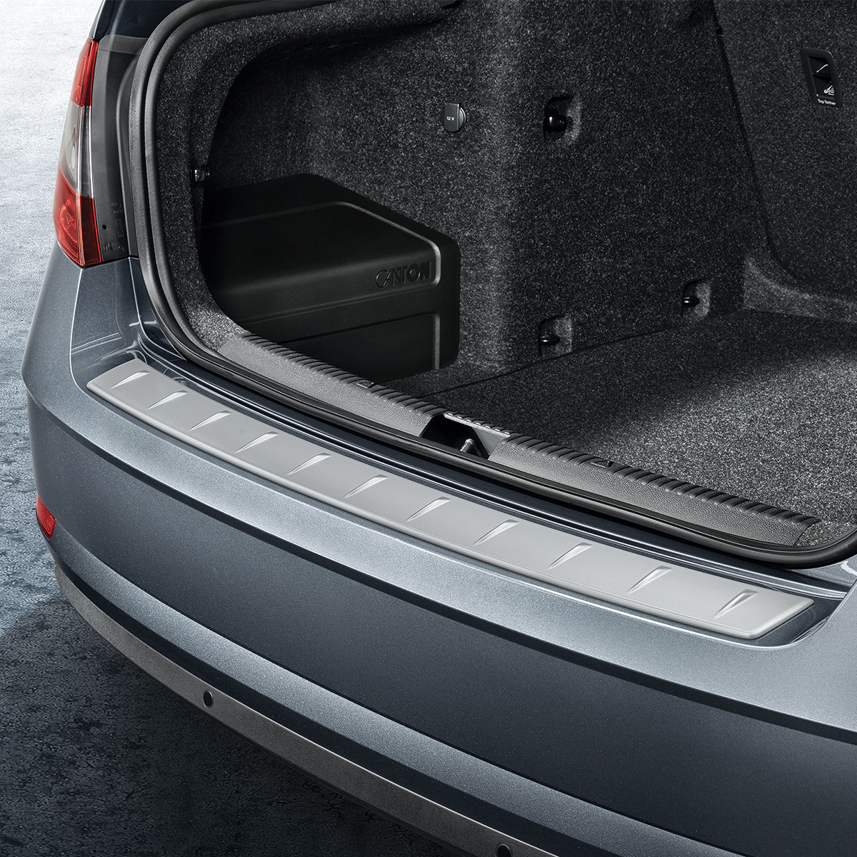 Protective-decorative strip                                                                                  for the loading edge – silver
