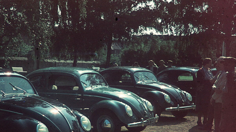 Nachkolorierte Fotografie nebeneinander geparkter Volkswagen Käfer bei einer Veranstaltung von Thierolf in Höchst, Odenwald