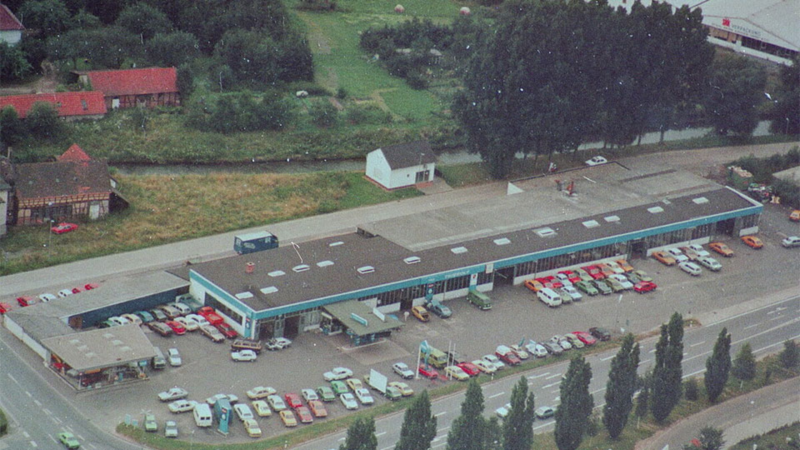 Autohausbild aus den 60er Jahren von Autohaus Thierolf aus der Vogelperspektive