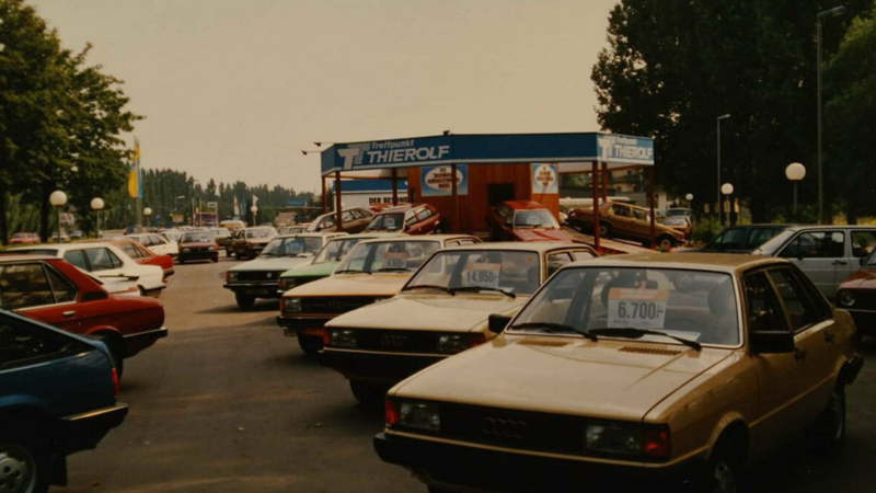 Fotografie von parkenden Volkswagen bei Autohaus Thierolf aus den 80er Jahren