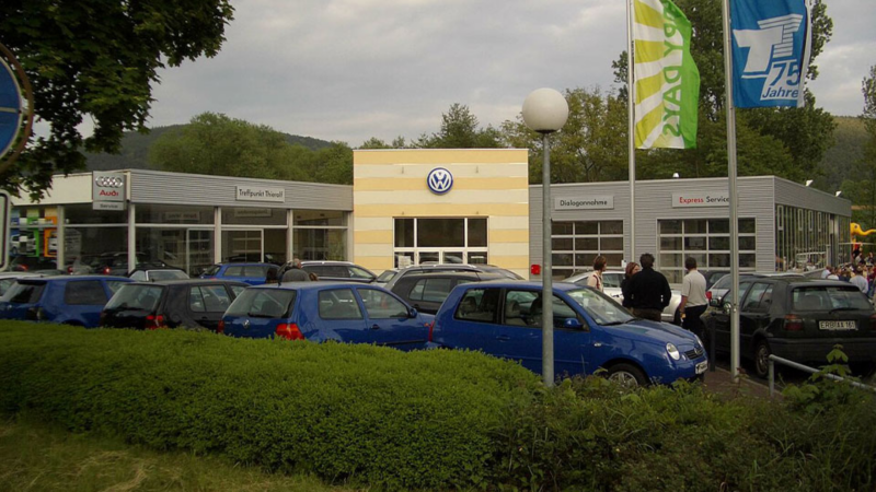 Frontale Fotografie von Autohaus Thierolf aus den 2000ern Jahren