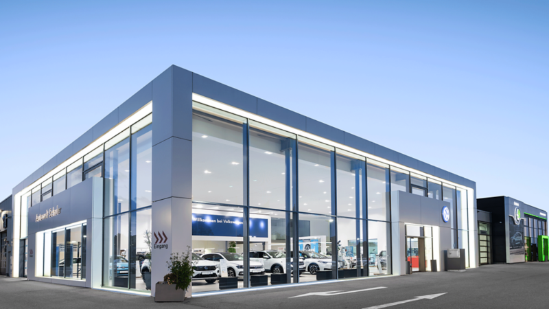 Außenansicht vom Eingang des Autohauses