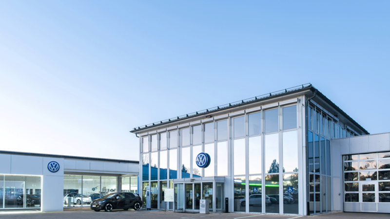 Außenansicht vom Eingang des Autohauses