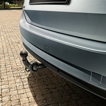 Tow bar with electroinstallation