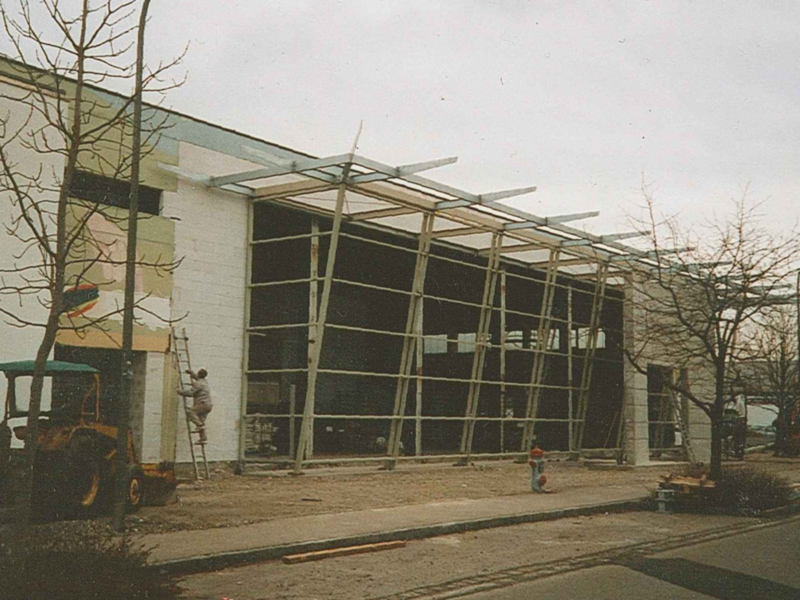leeres Autohaus, Umbau, schwarz-weiß-Aufnahme