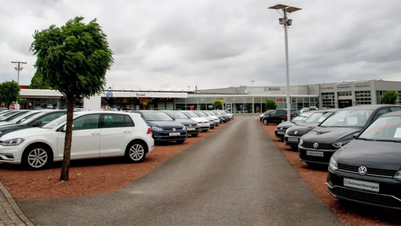 Autohaus Knubel von außen, parkende VW-Autos im Vordergrund